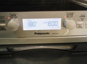 step3: 送入已經事先預熱好的Panasonic蒸氣式微波爐ˊ 180度c烘烤8~10分鐘ˊ完成取出放涼備用