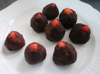 step7: 利用步驟6進行時ˊ先將豆沙餡分成8份ˊ滾圓壓扁ˊ 草莓蒂頭處放中心ˊ均勻包裹上豆沙餡料ˊ留下少許草莓尾端