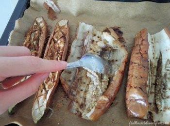 step3: 當茄子冷卻後，切半，用湯匙取出果肉放入大碗裡。