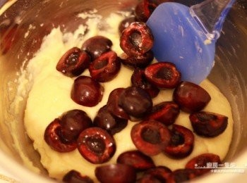 step6: 將混合好的(B)液體材料倒入(A)中，拌勻成麵糊，再加入去籽櫻桃攪勻。