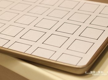 step1: 選擇符合烤盤大小的白紙，畫上間隔約1.5cm的4cmx4cm正方形餅乾模板。所有材料秤好備用。 **我是先用鉛筆跟尺打底，再以黑色簽字筆描邊，但不是直接畫在烘焙紙上喔**