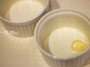 step2: 烤碗內刷上軟化成膏狀的無鹽奶油。