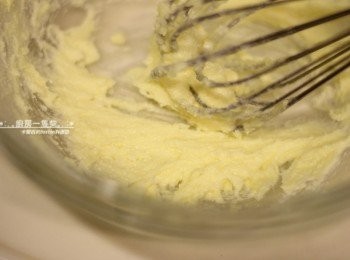 step6: 放入細砂糖，續攪拌至顏色泛白。
