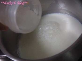 step3: 加入44g砂糖，待砂糖溶後熄火~