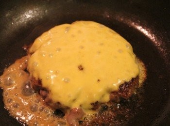 step5: 悶燒至起司融化即完成漢堡排. 最後將所有材料組合成為美式漢堡