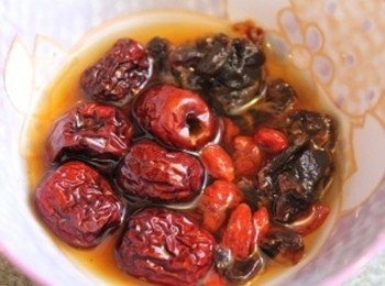 step3: 煮豆子的同時, 用米酒將桂圓乾/紅棗/枸杞泡開