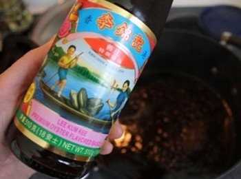 step4: 主角登場. 李錦記創建至今125年！「李錦記舊庄特級蠔油」掌握蠔油頂級祕方，堅持採用上等鮮蠔提煉，確保每一滴都是精華所在，鮮蠔味濃郁，至鮮至純，堪稱蠔油之極品。