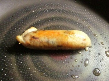 step7: 平底鍋放一點油,再煎香 米飯捲,此時雞皮遇熱收縮米飯捲會變緊實,再以200度烤10分鐘(上下面各5分鐘)至金黃色拿出稍涼再切段即可