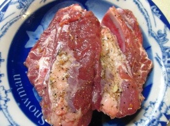 step1: 豬肋排用蒜粉.黑胡椒粒及醬油先醃10分鐘