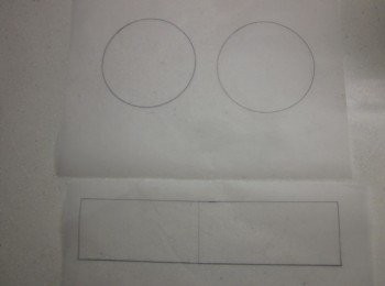 step2: 取一張烘焙紙,把模型描在紙上,做為擠麵糊的範圍. 烤箱預熱180度