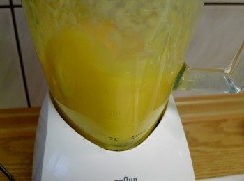 step4: 製作<span class="group_2">芒果奶酪</span>，芒果切成丁狀與鮮奶一起放入果汁機中攪拌均勻