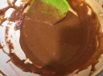 step1: 1)將芝士片加入牛奶, 10G糖及朱古力用隔水煮溶後關火加入牛油待涼再加入蛋黃及過篩粉類至無粒