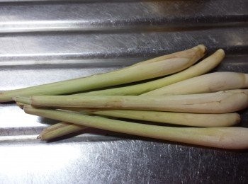 step3: 香茅洗淨，用刀背拍散，切段備用。