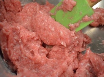 step5: 肉泥打成膠後會由原本的鮮紅色變為淡粉色，這代表已打發好。（如果絞肉太多，建議分兩次攪拌。）