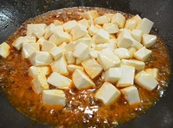 step8: 然後倒入粟粉水勾點薄芡，轉大火將湯汁收稠，並用鍋鏟輕輕地推動豆腐數下，但不要大力翻動，否則豆腐很易散，待醬汁煮至濃稠後就可以熄火。