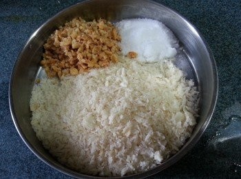 step4: 風沙料:用3湯匙炸蒜,6湯匙麵包糠,1茶匙鹽,2湯匙芝麻拌勻