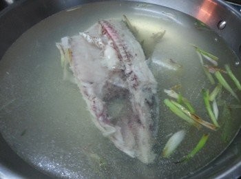 step6: 放入鯇魚,加蓋,水滾後關火,蓋上蓋,浸約10-12分鐘,(視乎魚大少而調節時間)取出鯇魚放於碟上