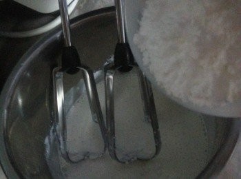 step3: (B)唧花忌廉製作:
淡忌廉用電動打蛋器分別將糖霜分2-3次加入打至企身,用唧花袋裝起備用