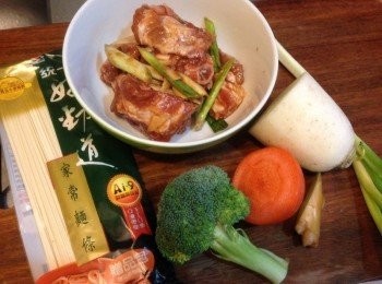 step1: 豬小排洗淨切小段、薑切片、蔥分別切段與末、紅白蘿蔔切小塊、花椰菜洗淨備用。