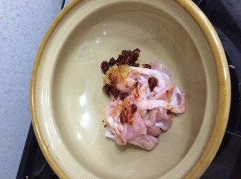 step1: 準備醃料：
辣椒粉 1湯匙、糖 0.5湯匙、豉油 0.5湯匙、味醂 0.5湯匙、蒜蓉 0.5湯匙、薑粉 0.3湯匙、黑椒粉 少許
將以上醃料與五花腩肉拌勻，怕有肉味可腌30分鐘