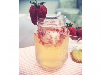 step8: 真的很好喝哦~~~很像無酒精的飲料呢:) 而且邊喝吃到草莓有噗滋噗滋的口感耶!!!