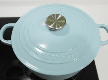 step9: 水滾了之後蓋上鍋蓋轉小火煮7分鐘，時間到後關火續悶7分鐘。取出待冷卻後冰箱冷藏即可享用囉 ❤