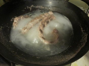 step1: 冷水放排骨煮滚，捞起洗走泡沫，可去猪腥味
排骨清洗干净之后斩块。