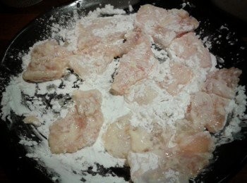 step2: 將魚柳塊沾上太白粉，拍去多餘的粉，放入熱油鍋炸約兩分鐘，撈起冷卻4分鐘。再將油溫度提升，再將魚塊炸一次，約一分鐘