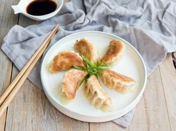 step7: 餃子底部煎至金黃色即成！