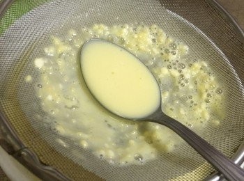 step4: 倒入篩內隔去雜質至滑滑蛋液, 加入海鹽及黑胡椒碎