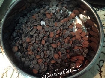 step2: 用另一器具把巧克力放於煲滾水上溶掉，再加入蛋黃液拌勻