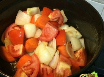 step4: 用返同一個鍋放蔬菜類快炒至洋蔥有焦糖化出現, 加返肉類同炒.
加蒜蓉, 雞粉, 黑椒, 月桂葉, 混合香草, 拌勻