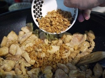 step2: 隨後加入大蒜和油蔥，快速翻炒。