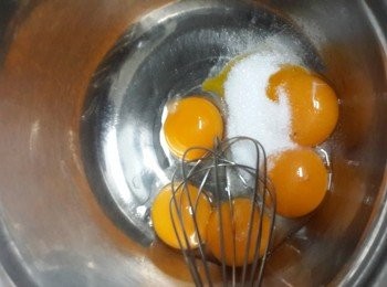 step3: 首先處理蛋黃霜材料：蛋黄加入細砂糖用[手動]打蛋器拌勻