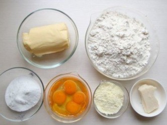 step1: 準備所有材料。將麵粉類先過篩,全蛋及蛋黃混合備用。無鹽奶油放室內回溫。