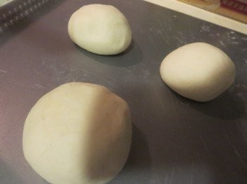 step2: 切成3等份,滾圓(比較好包料),再鬆弛10分鐘(放至隔天更好)。