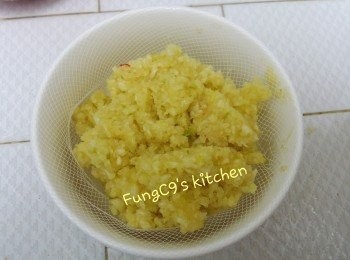 step3: 蒜頭攪碎第一次後泡食開水3分鐘 ，用網袋過濾蒜頭,渣乾水份（ 保留蒜水備用 ）