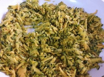 step5: 平底鍋加一匙油燒熱 , 加入南瓜絲拌炒一下