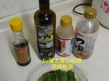 step1: 滚水中放入糖，鹽，油，倒入秋葵，大火煮一分鐘即可。琳上調味料即可享用。