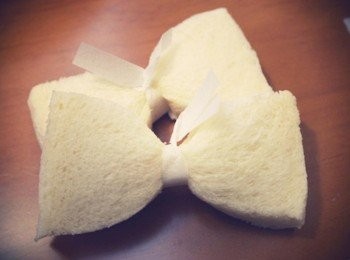 step6: 把土司中間壓緊用烘焙紙緊緊扭綁起來~~ 這樣看就覺得好可愛喔^^"