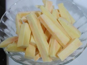 step3: 泡過水的地瓜條用廚房紙巾把水分擦乾!!接著倒入少許的油還有起士粉~~抓一下^^