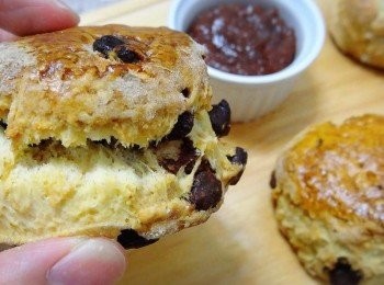 step5: 成功的司康應該會有不規則的斷面紋理，外面比較焦黃香脆，裏面較鬆軟的口感。