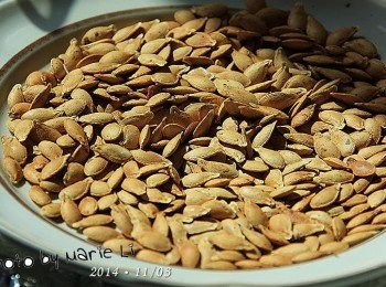 step3: 烤好的南瓜子顆顆飽滿，顏色成金黃色澤。