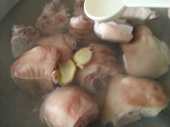 step2: 急凍豬手解凍洗淨後用滾水落2片薑,1湯匙白米醋煮15分鐘