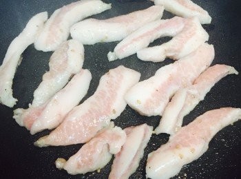 step2: 燒熱平底鑊，無需放油，放入豬頸肉。用中火將兩面煎至金黄色並帶微焦，更具燒烤風味。