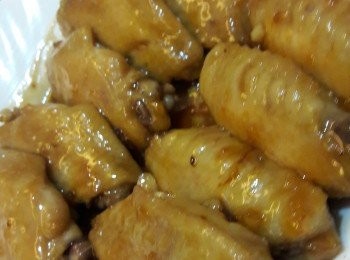 step3: 熱鑊落油爆香蒜粒加柚子蜜，放埋已蒸熟<a href="https://bit.ly/3zHU5V3" target="_blank" data-keyword="雞翼" class="guide-link"><strong>雞翼</strong></a> <span style="display:inline-block;vertical-align:middle;margin-top:-3px;color:initial;border-radius:3px;padding:2px 3px;font-size:12px;line-height:14px;background:#87d300;color:#fff;">即買</span> 幾下，大火煮至收汁完成上碟。