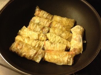 step6: 慢火落油，慢慢煎至腐皮卷兩邊金黃香脆，盛起