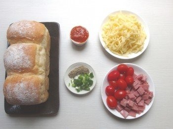 step1: 我選用自製的小吐司及乳酪絲,火腿可切塊狀或片狀。小蕃茄切片