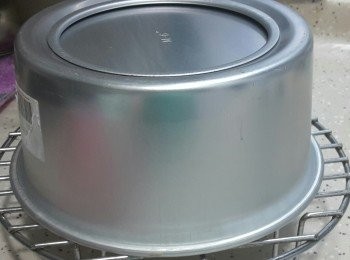 step9: 出爐後倒扣旦糕至放涼，取出並反轉旦糕，撕掉牛油紙，美美圖案即時展現！！！！＾＾