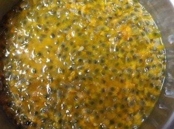 step1: 將百香果肉通通挖出備用